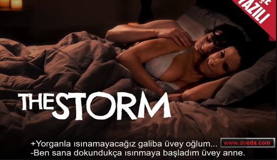 Üşüyünce ısınmak için üvey annesine saplamak zorunda kalıyor