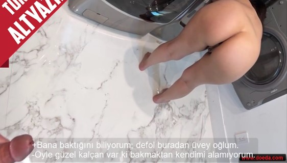 Üvey annemin büyük götü beni çok fena azdırdı ve sikiştik